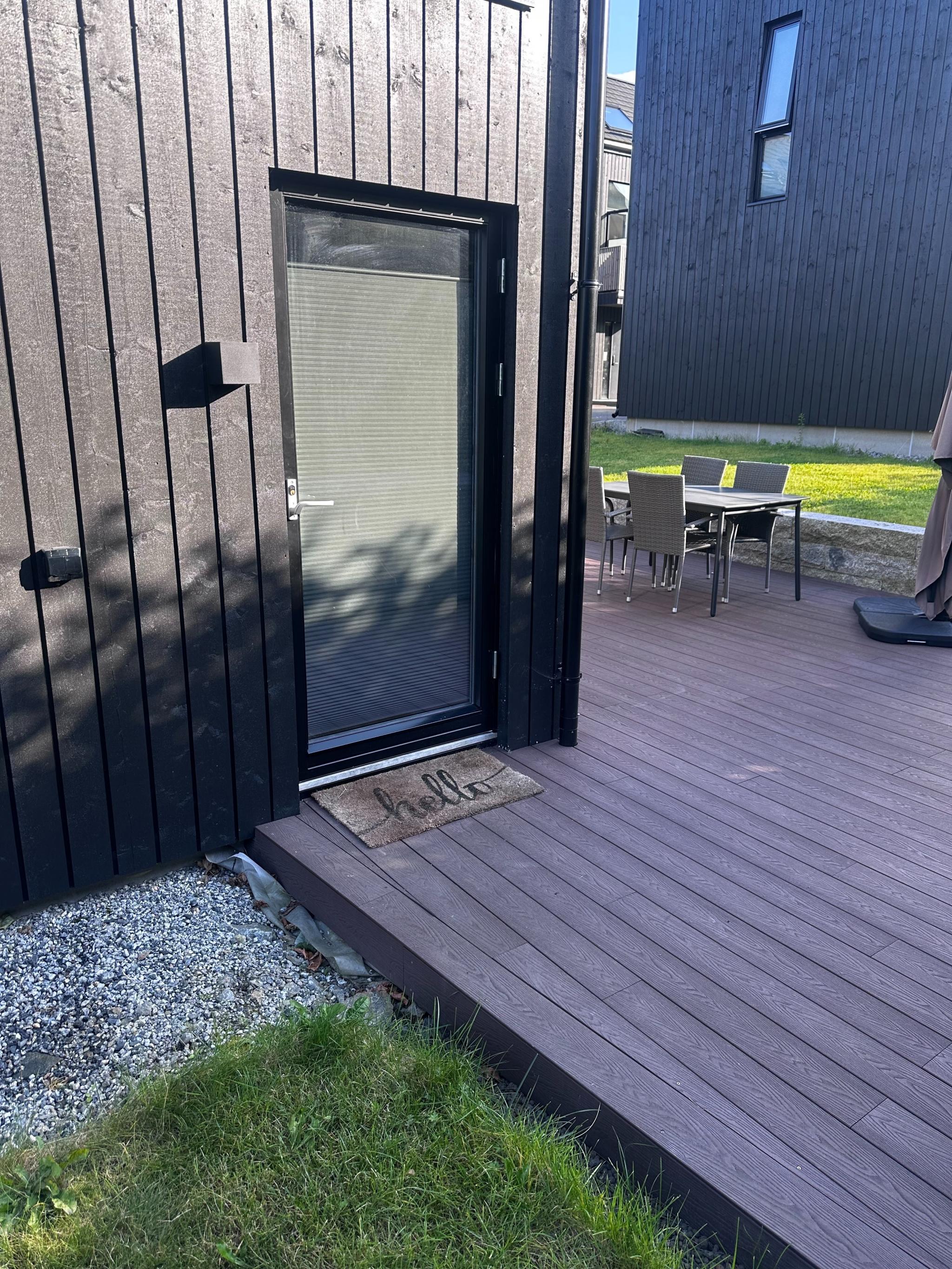 Inngang, kan komme seg ut på veien både fra hagen og plattingen